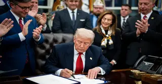 দীর্ঘতম শাটডাউনের ইতি টানতে বিল সই করলেন ট্রাম্প